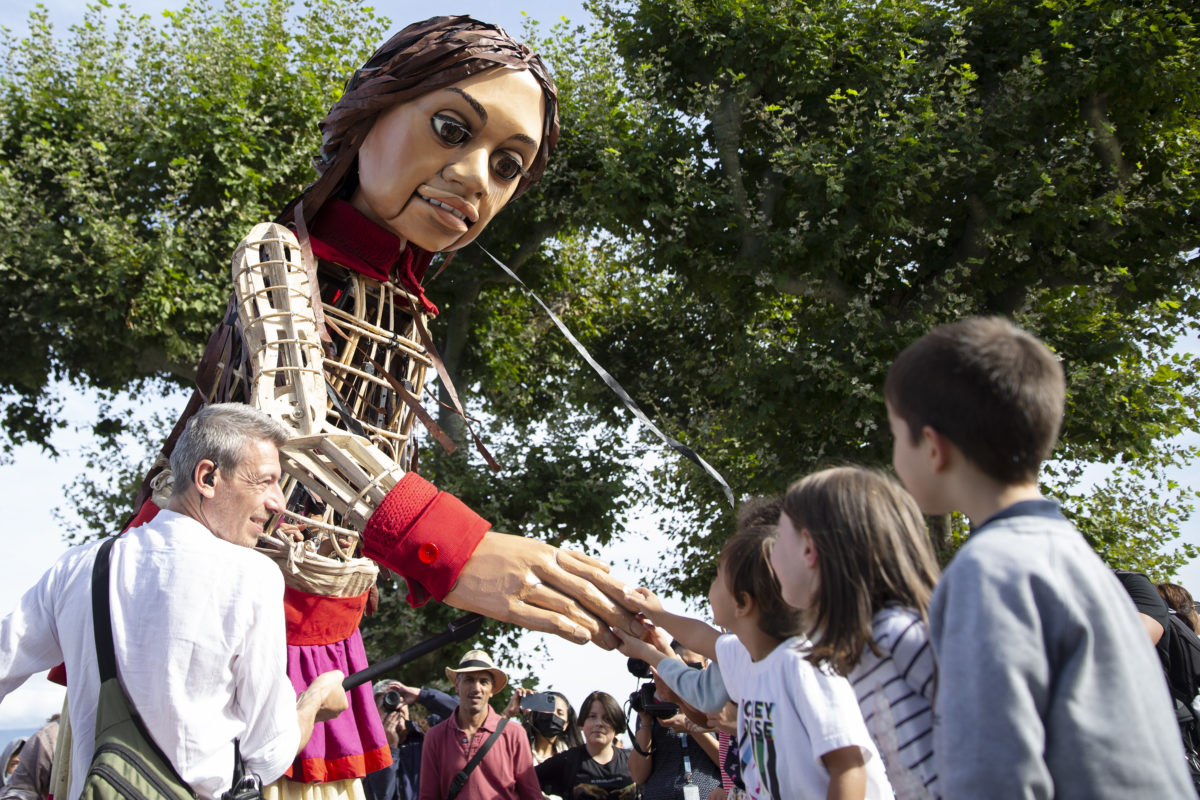Vidéo La géante Amal a traversé Genève Radio Lac