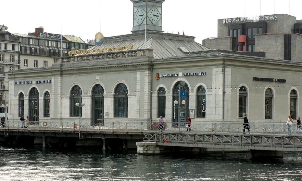 Du mapping sur des bâtiments emblématiques de la rade à Genève | Radio Lac