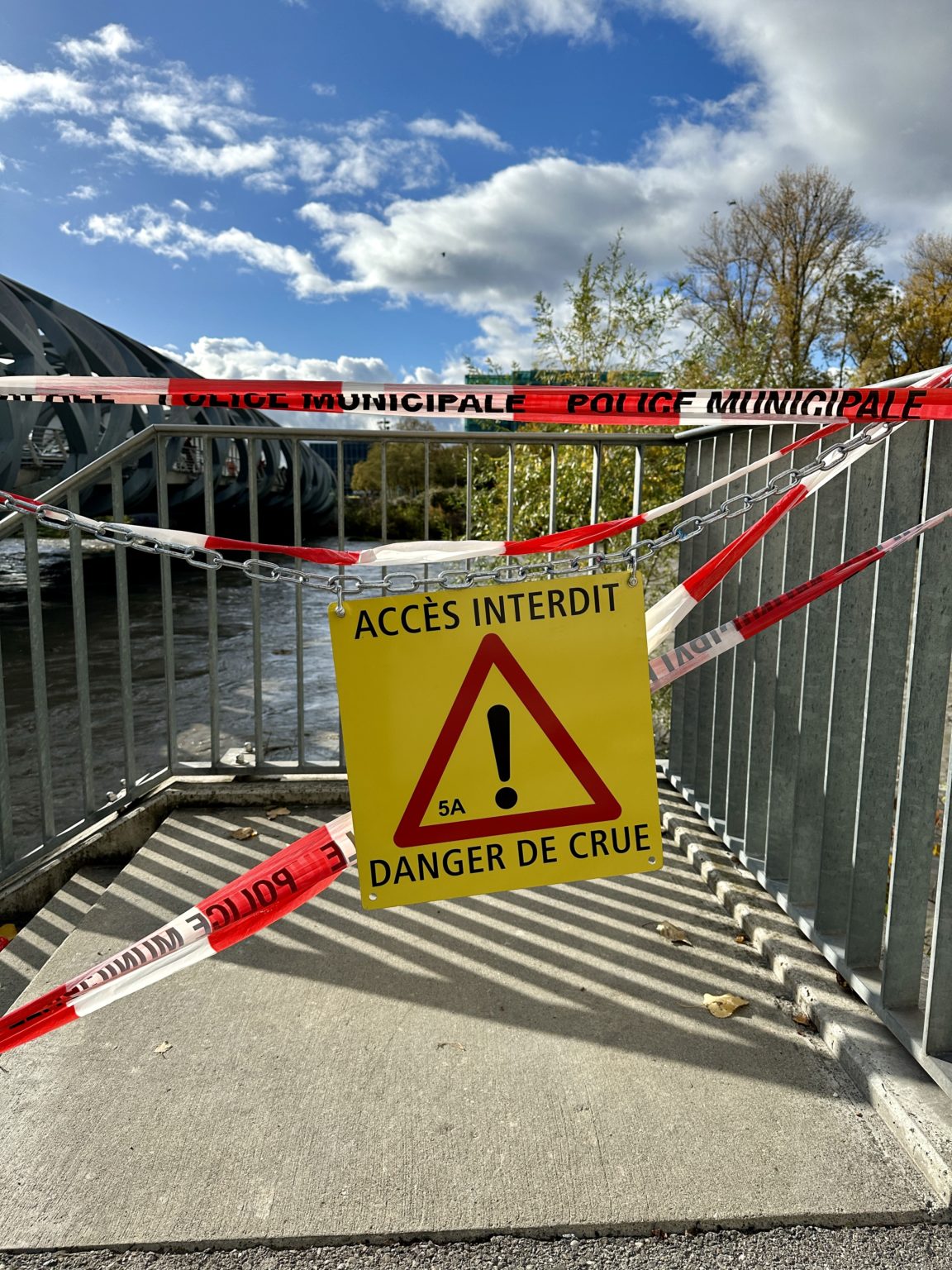 Crue: ponts rouverts et circulation TPG rétablie | Radio Lac