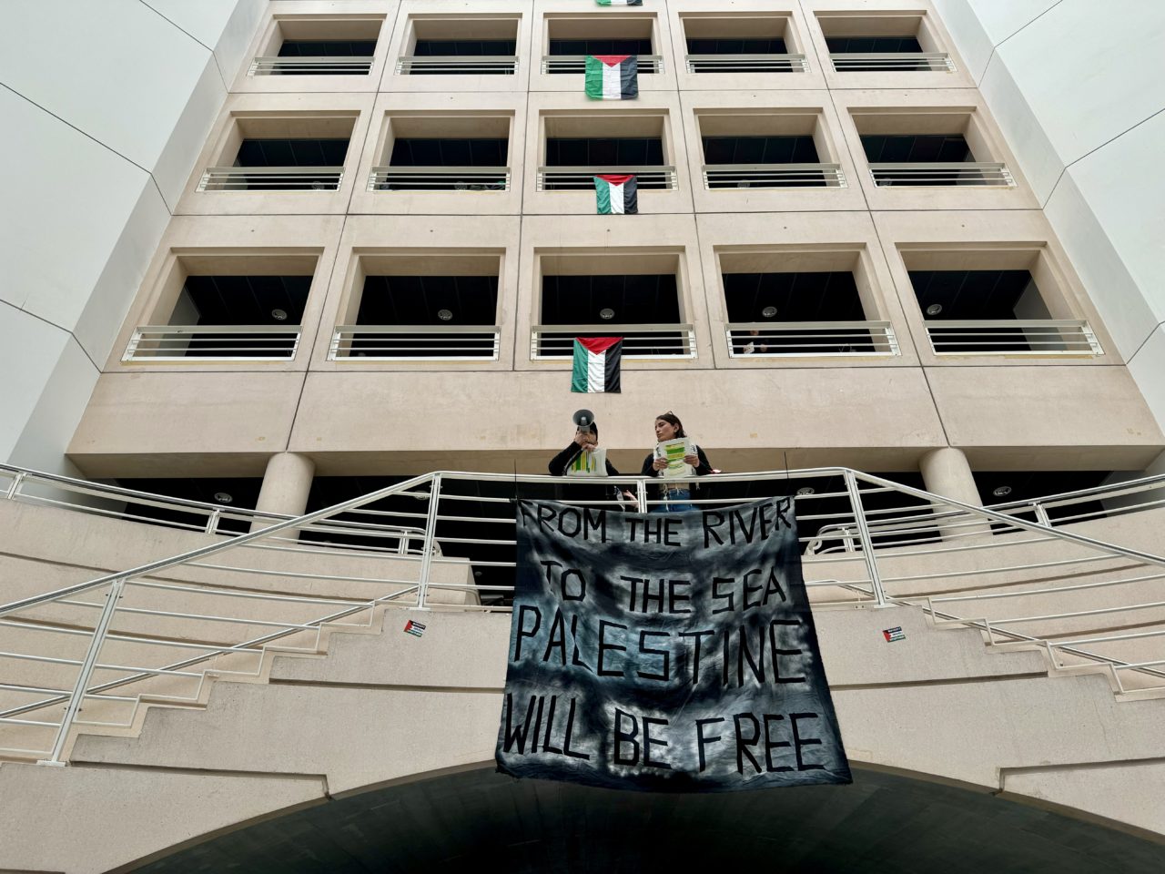 Un collectif pro-palestinien occupe le hall d'UniMail