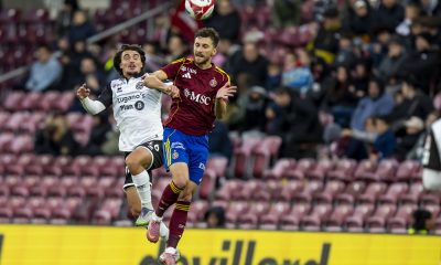 Miroslav Stevanovic du Servette FC en duel avec Martim Marques du FC Lugano lors d’un match de Super League.