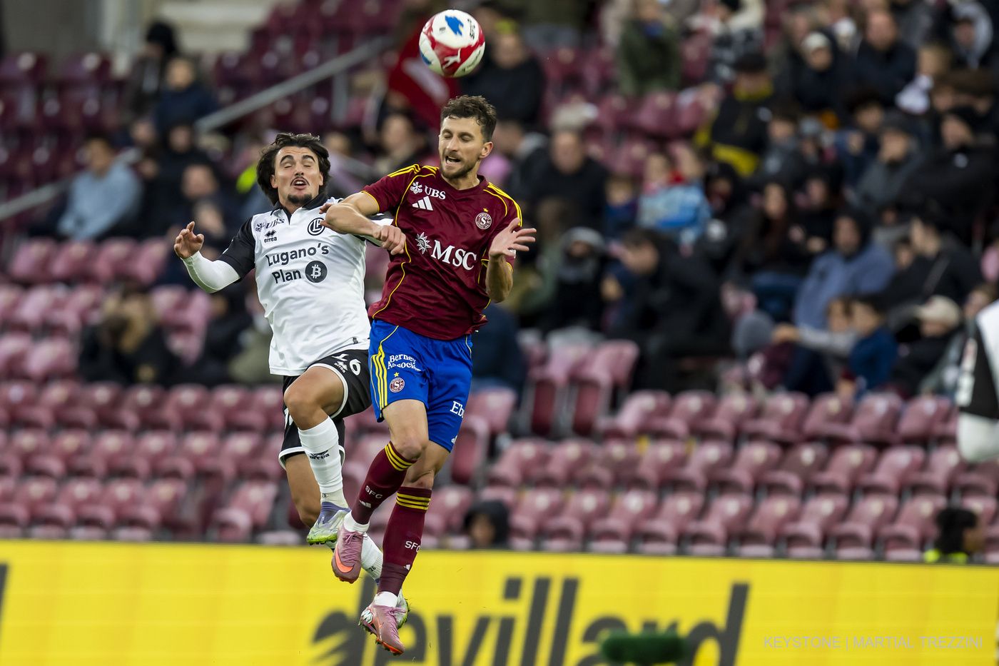 Miroslav Stevanovic du Servette FC en duel avec Martim Marques du FC Lugano lors d’un match de Super League.