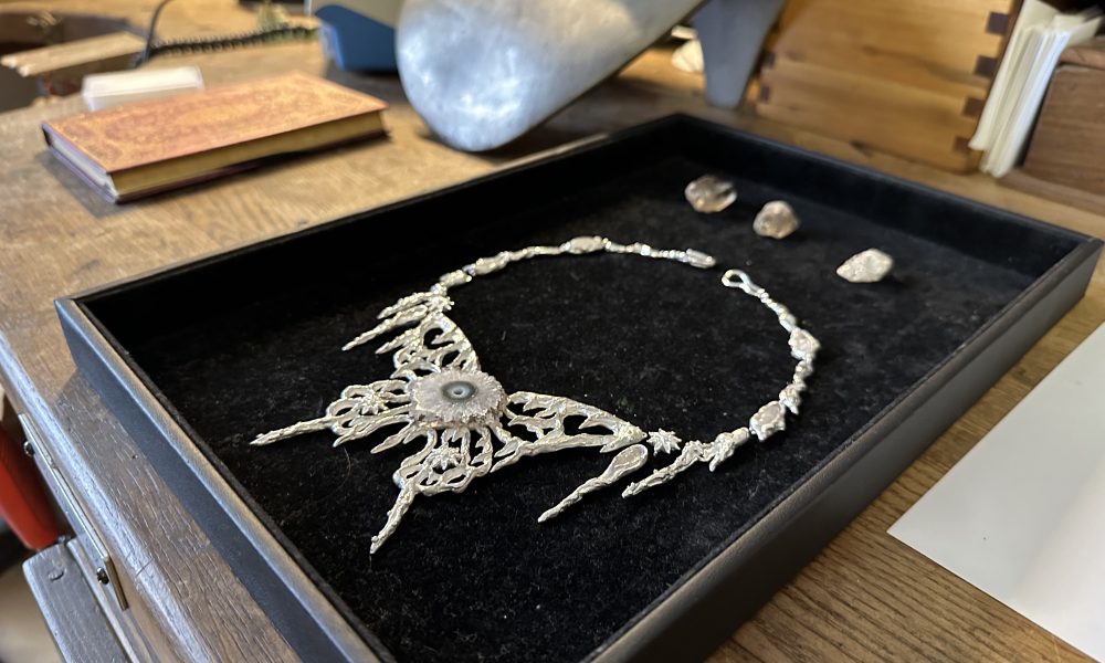 Le fameux collier que Sandy a confectionné pour son idole.