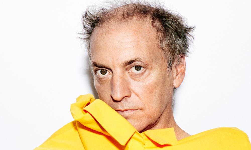 Portrait de Mathieu Boogaerts, auteur-compositeur-interprète français, en concert le 6 novembre 2025 à la Salle Point Favre à Chêne-Bourg avec son groupe Le Grand Piano.