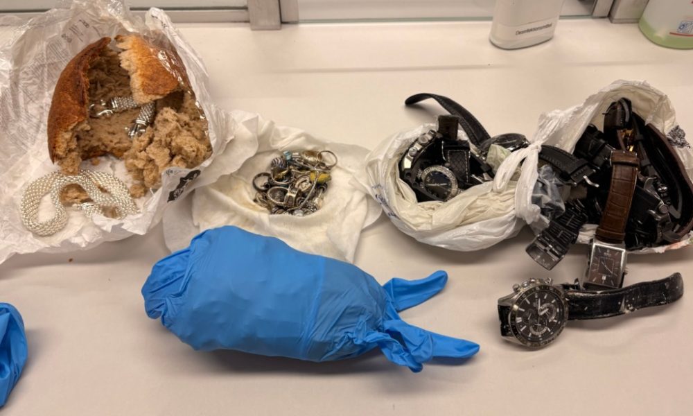 Des bijoux volés découverts à la douane dans une miche de pain