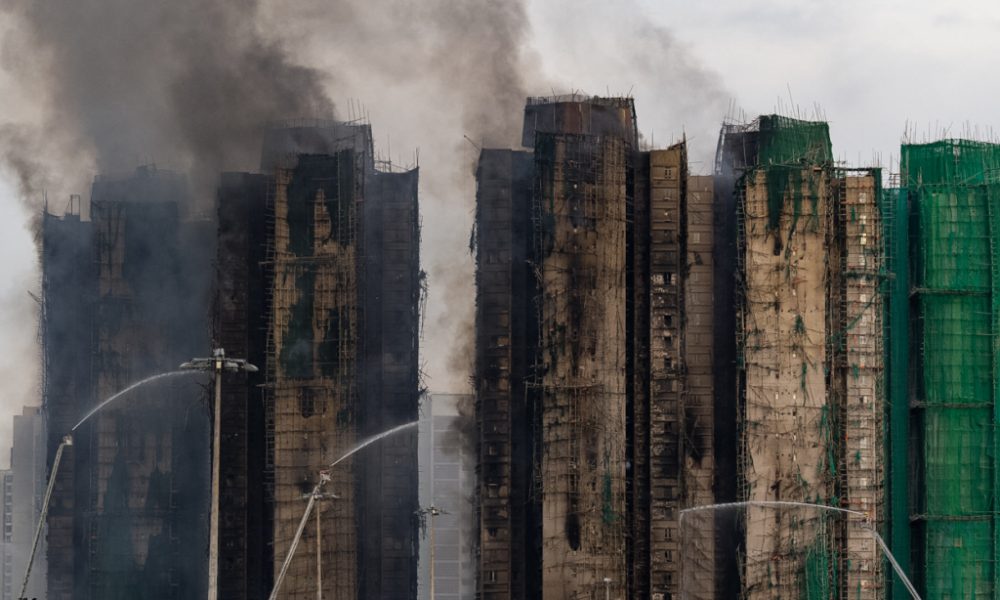 Hong Kong: le bilan de l'incendie continue à monter