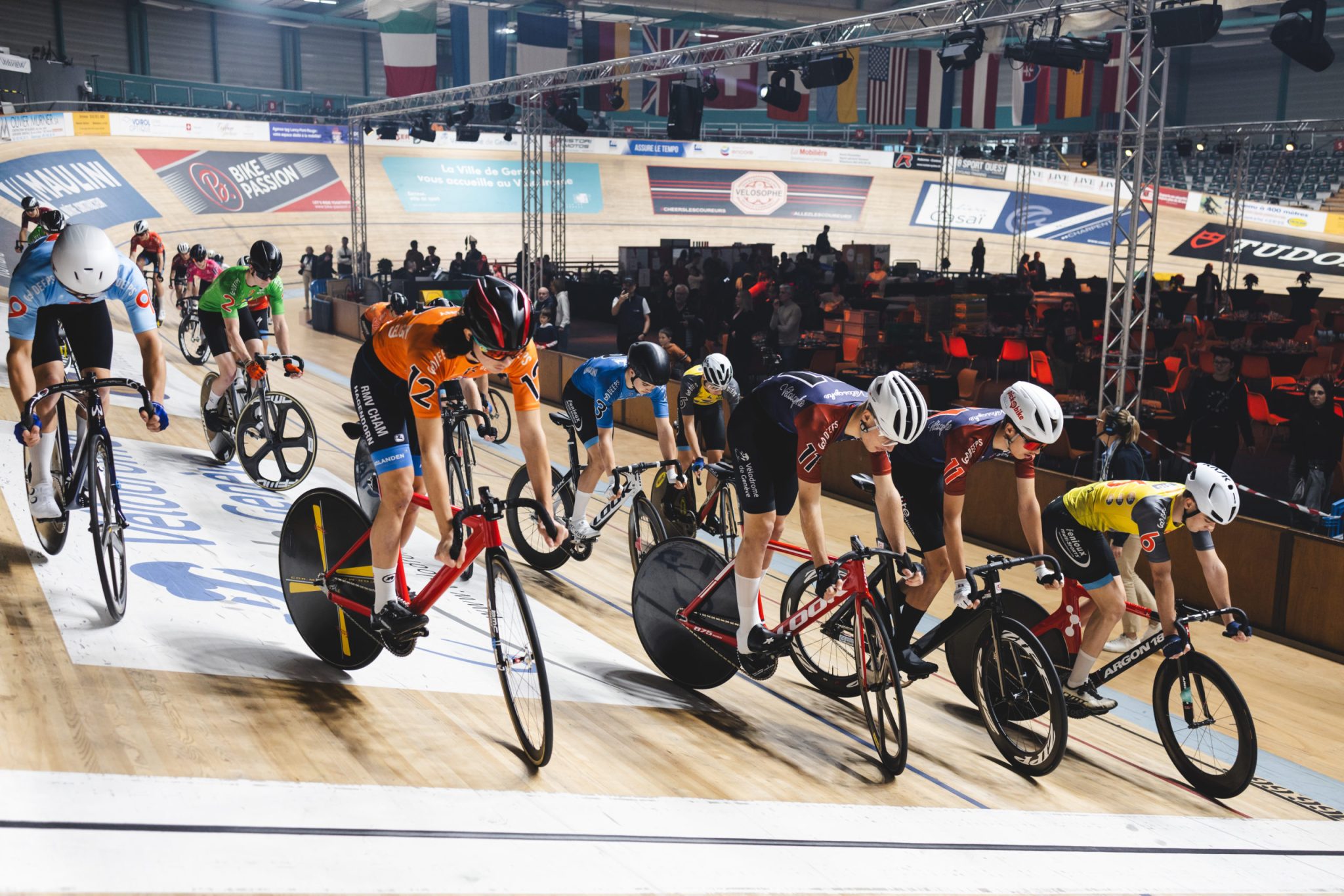 Cyclistes sur la piste du vélodrome lors des 4 Jours de Genève