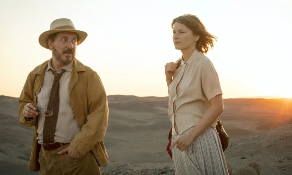 Scène du film Lady Nazca avec Guillaume Gallienne et Devrim Lingnau, dans le désert péruvien.