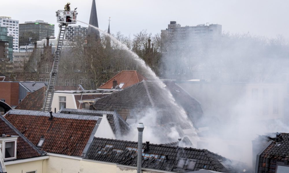 Pays-Bas: "énorme explosion" et incendie à Utrecht, un blessé