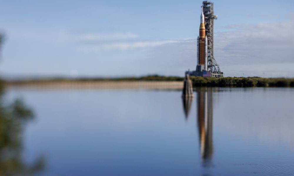 Nasa: sortie de la fusée lunaire en amont du lancement d'Artémis 2