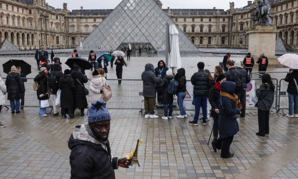 Au Louvre, un mois de conflit social et des "doléances" en suspens