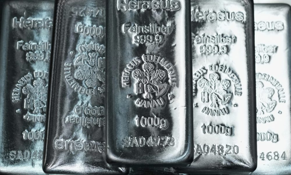 L'argent franchit les 100 dollars l'once pour la première fois