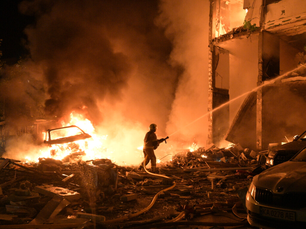 Ukraine: des explosions entendues à Kiev