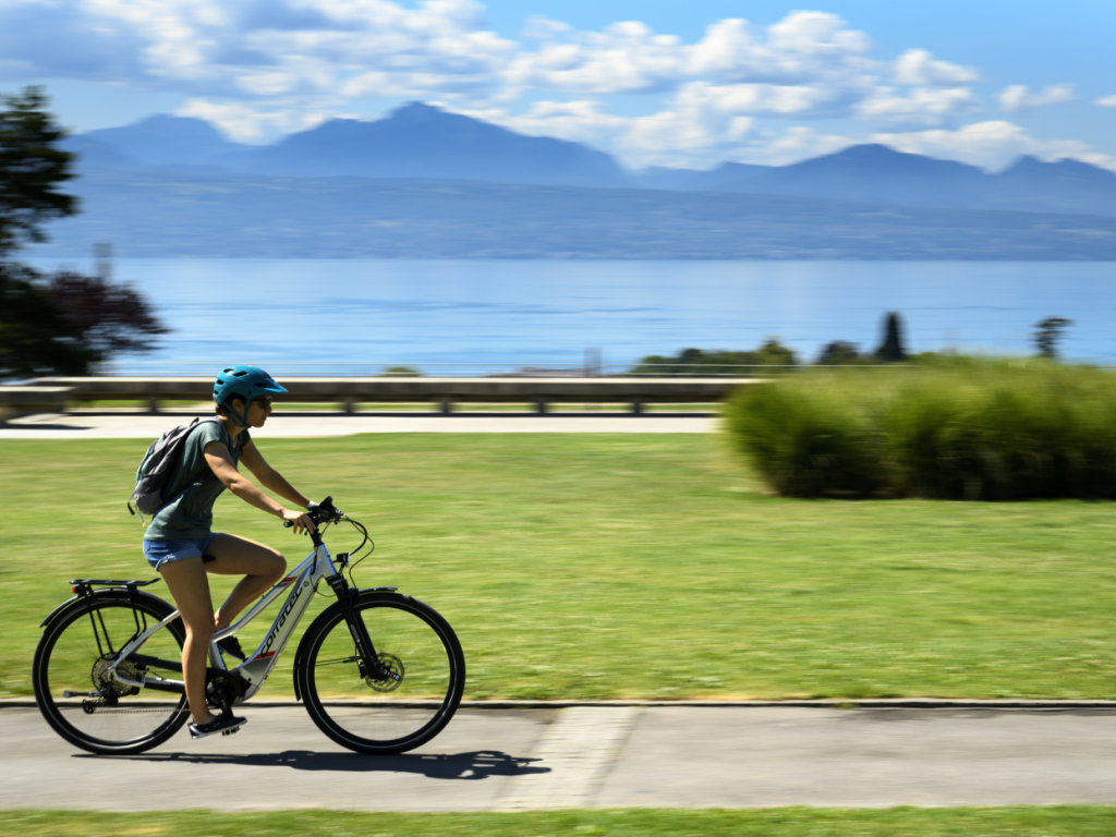 L'été à Lausanne, des adultes profitent d'apprendre à faire du vélo