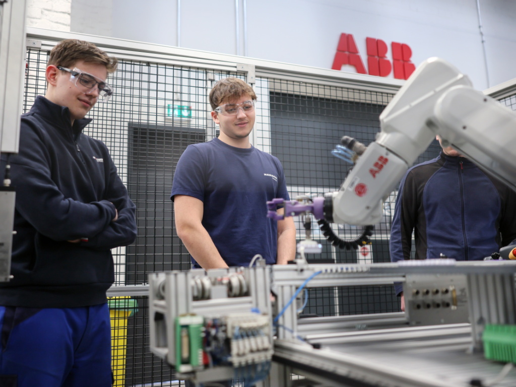 ABB et Roche élèveront ensemble des robots de laboratoire