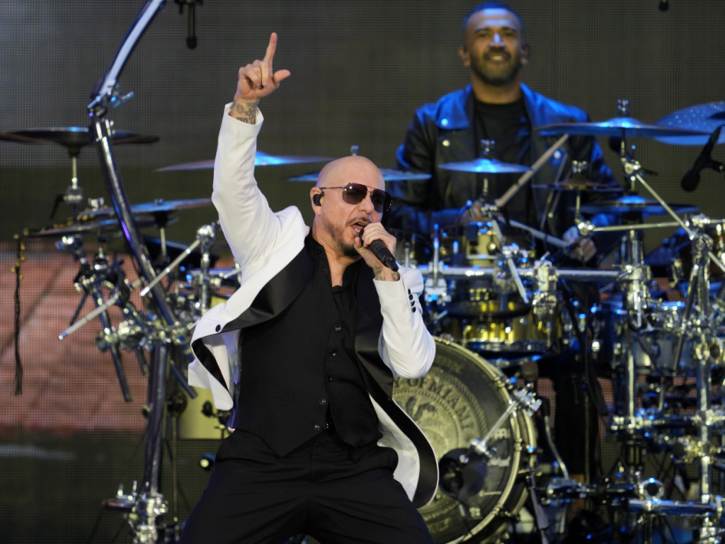 Un record pour Pitbull grâce à une foule de faux chauves